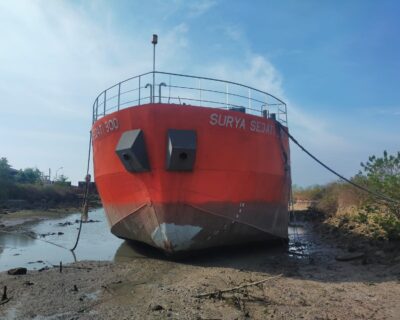 Sand Blasting & Painting Kapal Surya Sejati 300