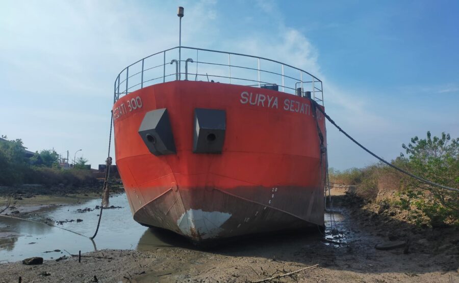 Sand Blasting & Painting Kapal Surya Sejati 300