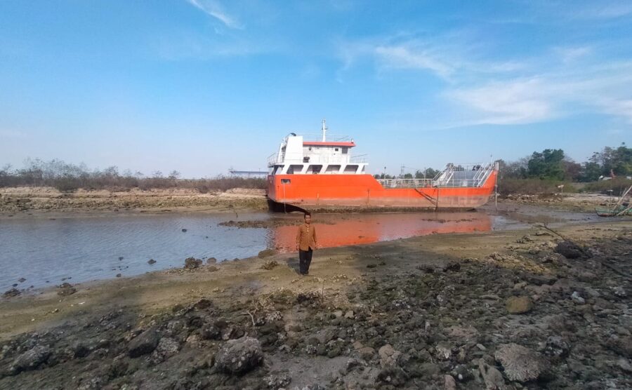 Sand Blasting & Painting Kapal Surya Sejati 300