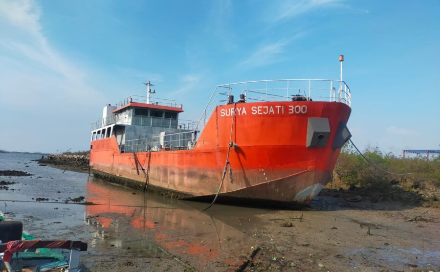 Sand Blasting & Painting Kapal Surya Sejati 300