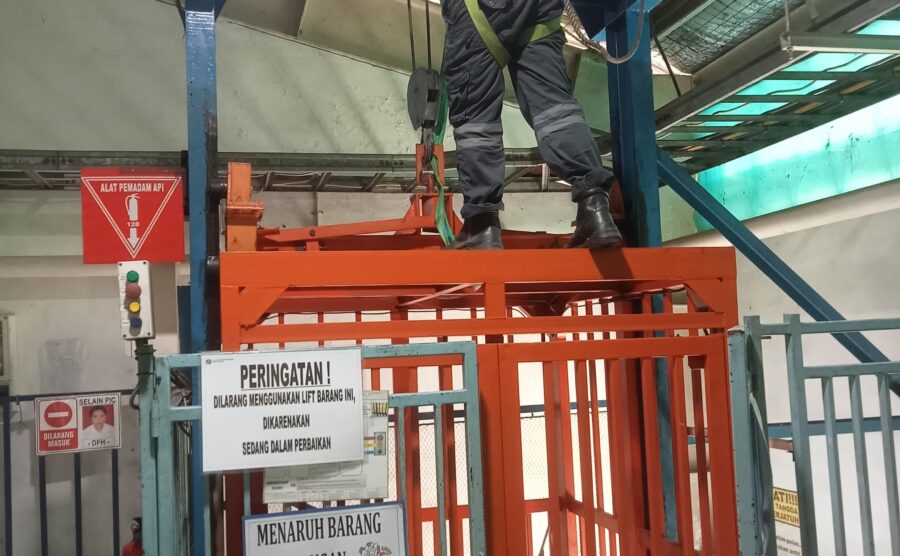 Service & Maintenance Cargo Lift 3Ton Hitachi Hoist PT. JATIM AUTOCOM INDONESIA